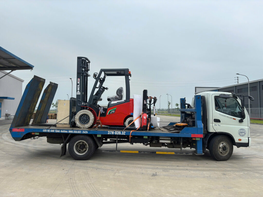 xe nâng hành heli tại kho khách hàng
